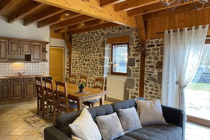 Location de vacances pour 6 personnes, avec jardin ainsi que balcon et piscine dans Parc naturel régional des Volcans d'Auvergne