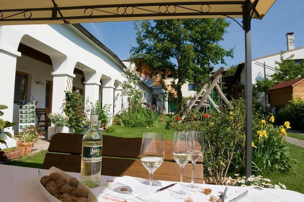 Ganze Wohnung, Ferienwohnung (40qm) mit großzügigem Badezimmer und Sitzgelegenheit im Garten in Gemeinde Herrnbaumgarten, Mistelbach (Niederösterreich)