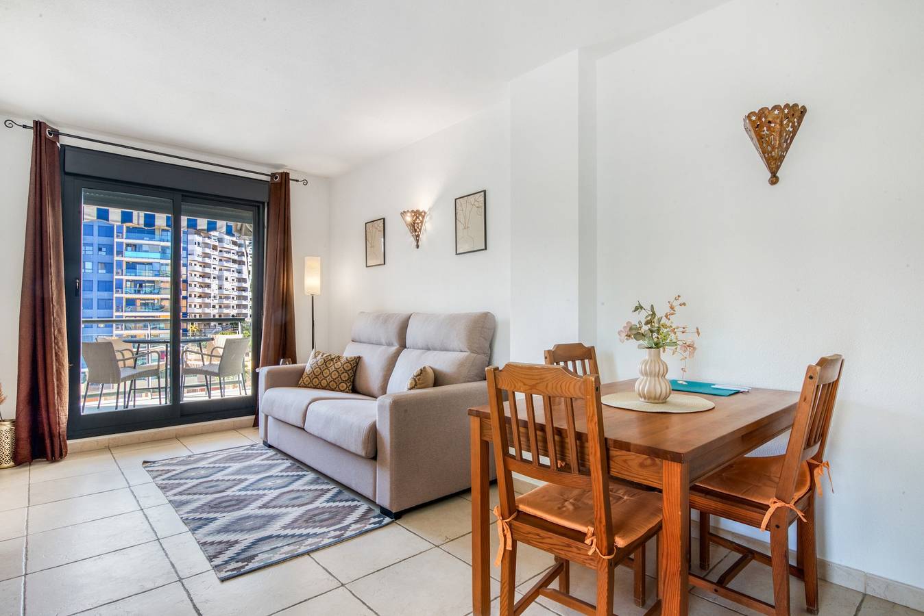 Apartamento entero, Apartamento 'Tamarindo Playa y Montaña' con vistas a la montaña, Wi-Fi y aire acondicionado in La Cala de Finestrat, Villajoyosa