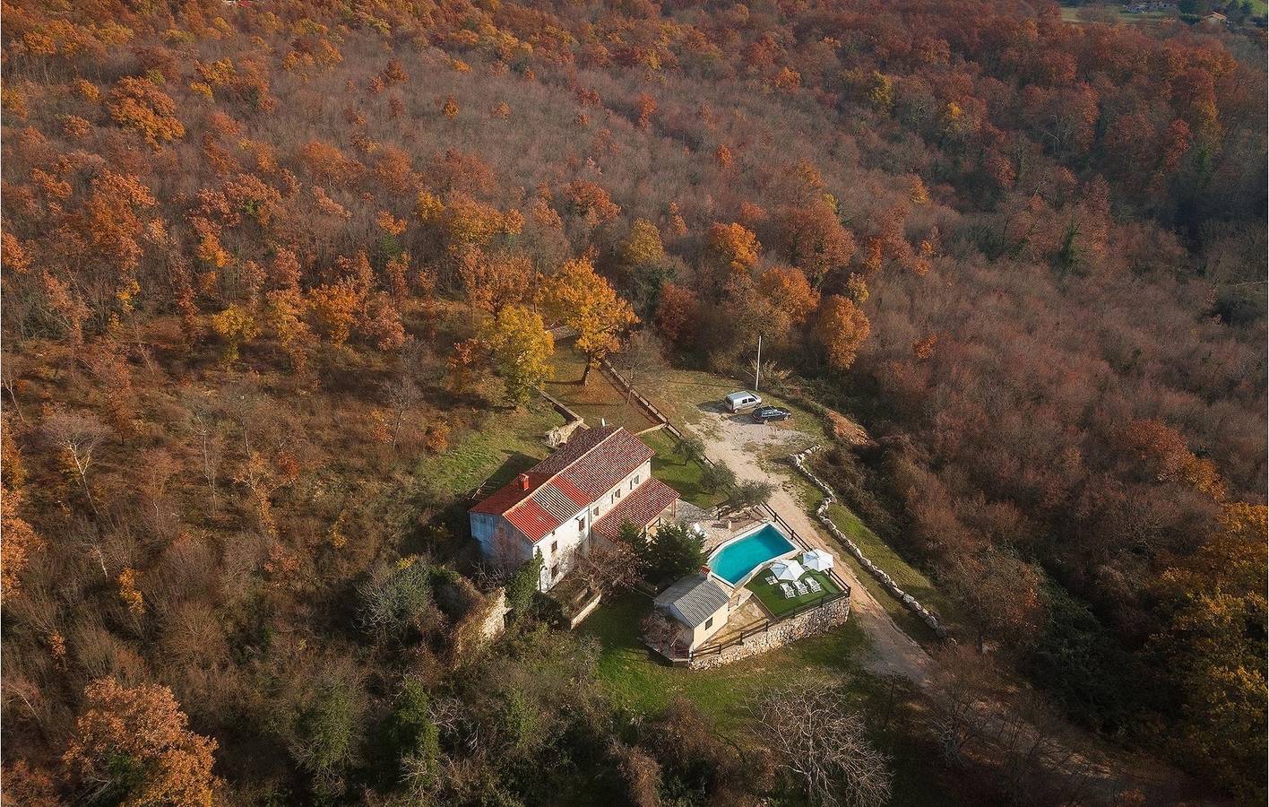 Appartement ensoleillé de 2 chambres avec piscine, Wi-Fi et parking près du centre-ville de Vinez in Vinez, Côte Est de l'Istrie