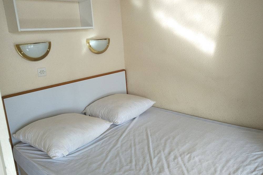 Entire apartment, Le Barcarès Coudalere View On The Lake Near The Beach in Le Barcarès, Côte d'Améthyste