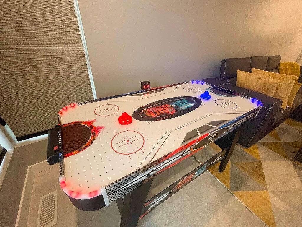 Newer! On Oceanfront Resort Property Sleep 6. 2 bed 3 bath. Pool. Hotub. Gym. in Parksville, Regional District of Nanaimo