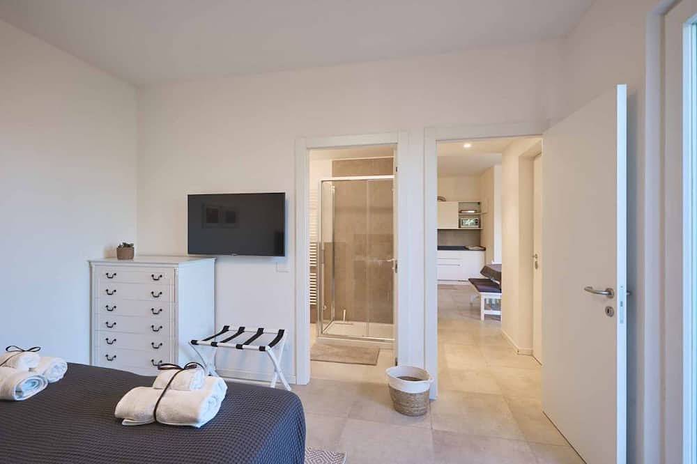 Entire apartment, Luxury Apartment is an exclusive residence located in the upper part of Portovenere, designed for guests seeking elegance, comfort, and relaxation. The refined interiors, enhanced by underfloor heating and air conditioning throughout the property, create in Spiaggia dell'Olivo, Porto Venere Municipality