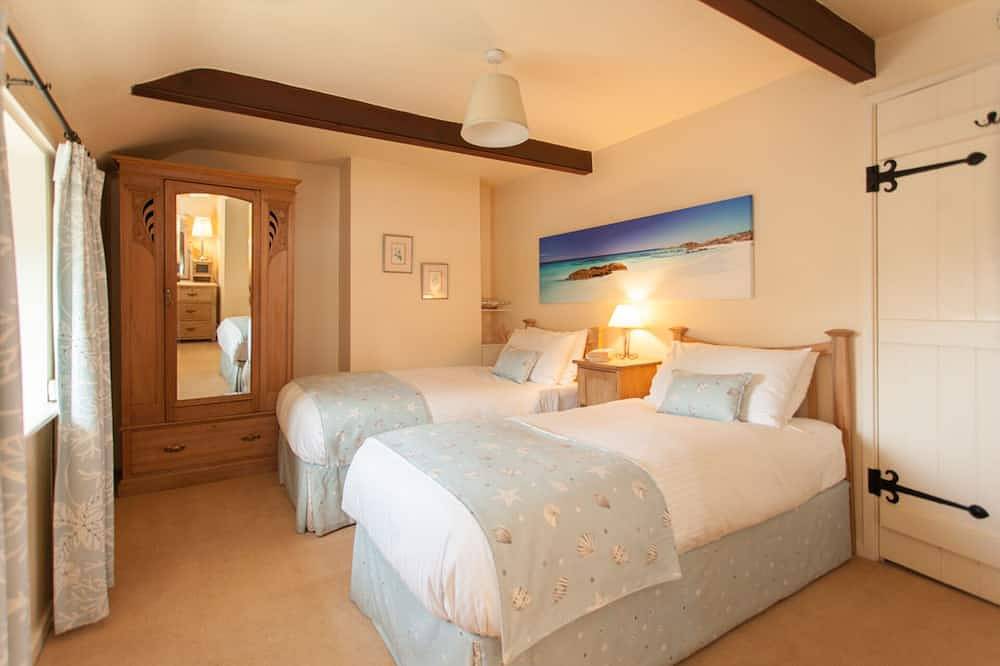 Charming Cottage in Prime Position with Castle Views, 12 The Wynding in Bamburgh, Northumberland