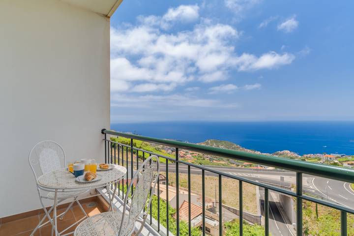 Gîte pour 5 personnes, avec Vue sur l’océan et Balcon ainsi que Terrasse et Vue à Câmara de Lobos
