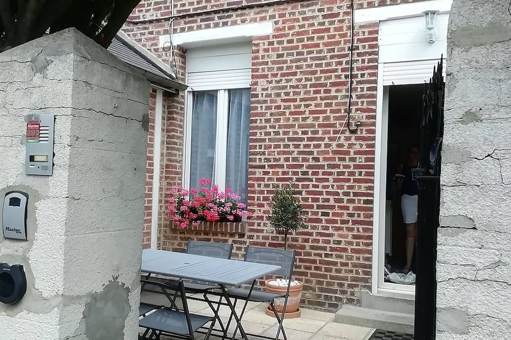 Family-friendly home, playground, historic town just a 15-minute walk away in Péronne, Péronne und Umgebung