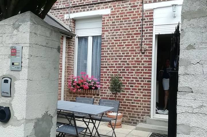 Family-friendly home, playground, historic town just a 15-minute walk away in Péronne, Péronne und Umgebung