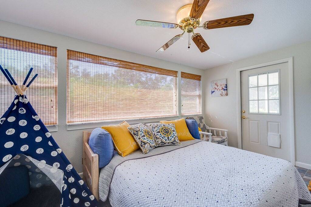 ⭐️Perfect for Families & Groups⭐️7mi-Beach/Dwtn🏖 Bbq⭐️Fire-Pit⭐️Dogs Welcome! in Largo, Pinellas County