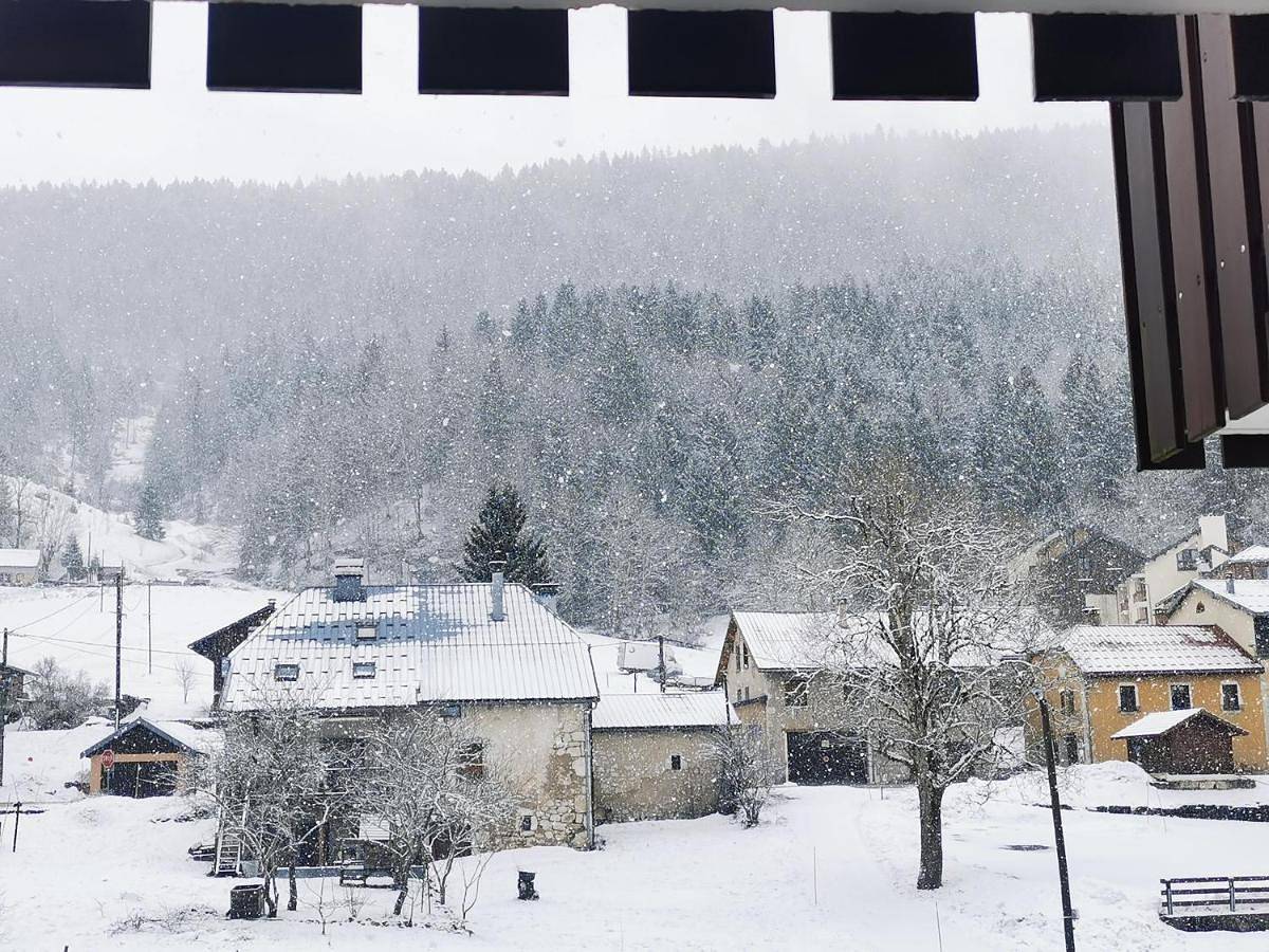 Appartement entier, Charmant appartement de montagne avec balcon in Mijoux, Parc naturel régional du Haut-Jura