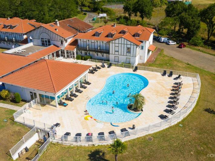 Gîte pour 8 personnes, avec piscine et terrasse, animaux acceptés à Cassen