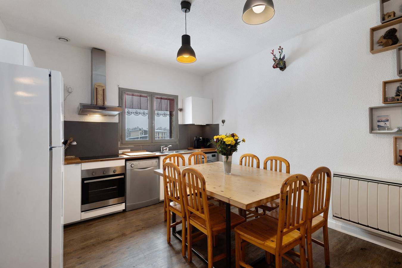 Appartement entier, Appartement 'Roussillon' avec vue sur les montagnes, terrasse privée et Wi-Fi in Les Angles, Région de Prades