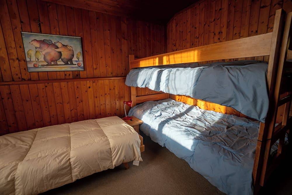 Le chalet se situe à 600m du départ des télécabines de la Barboleuse reliant le domaine skiable Gryo in Gryon, Alpes Vaudoises