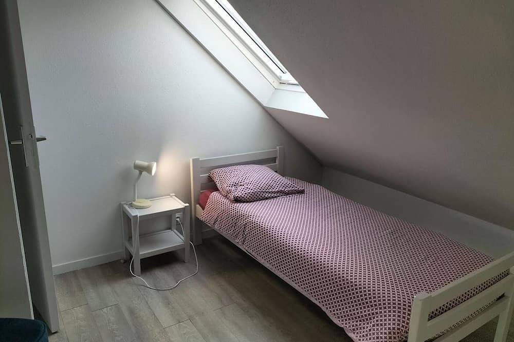Charming Seaside Home: 2Br, Terrace, Beach Nearby, Free Parking/Wifi, Pet Friendly in Saint-Martin de Bréhal, Bréhal