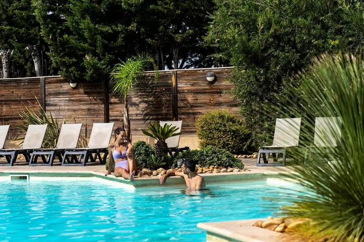 Camping pour 4 personnes, avec Terrasse à Fréjus