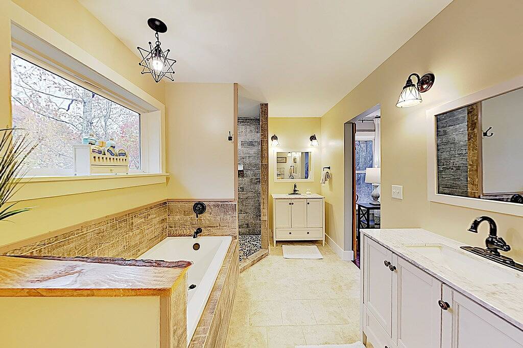 Enchanting new build with screened porch & gourmet kitchen - dog friendly in McDowell County