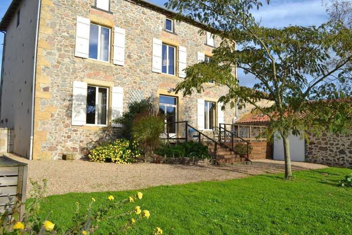 Gîte pour 9 personnes, avec vue ainsi que vue sur le lac et jardin, adapté aux familles à Pressac