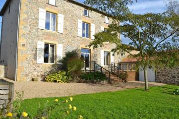 Gîte pour 9 personnes, avec jardin ainsi que vue et vue sur le lac, adapté aux familles à Pressac