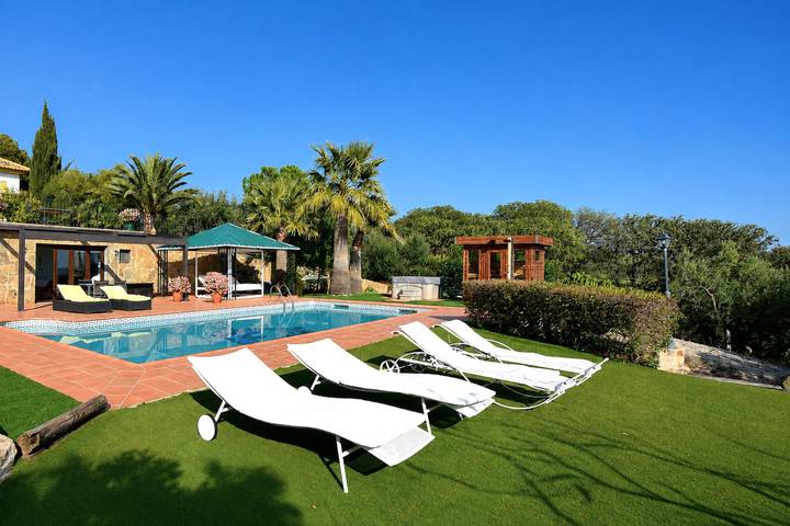 Chalet para 7 personas, con jacuzzi además de jardín y sauna, Se admiten mascotas en Antequera