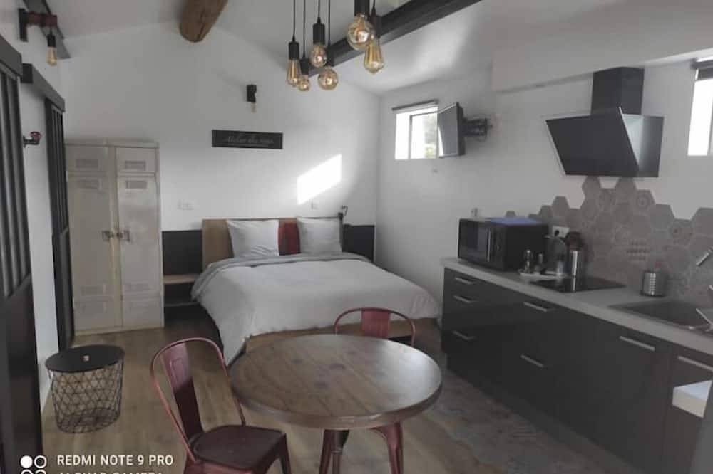 Entire apartment, L'atelier de Guytou et Spa in Cheval-Blanc, Parc naturel régional du Luberon