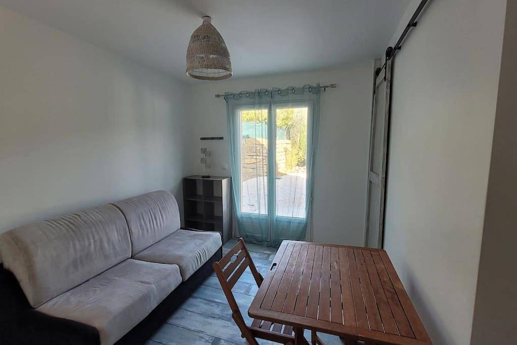 Appartement entier, One-Bedroom Apartment in Solliès-Toucas, Côte méditerranéenne (France)