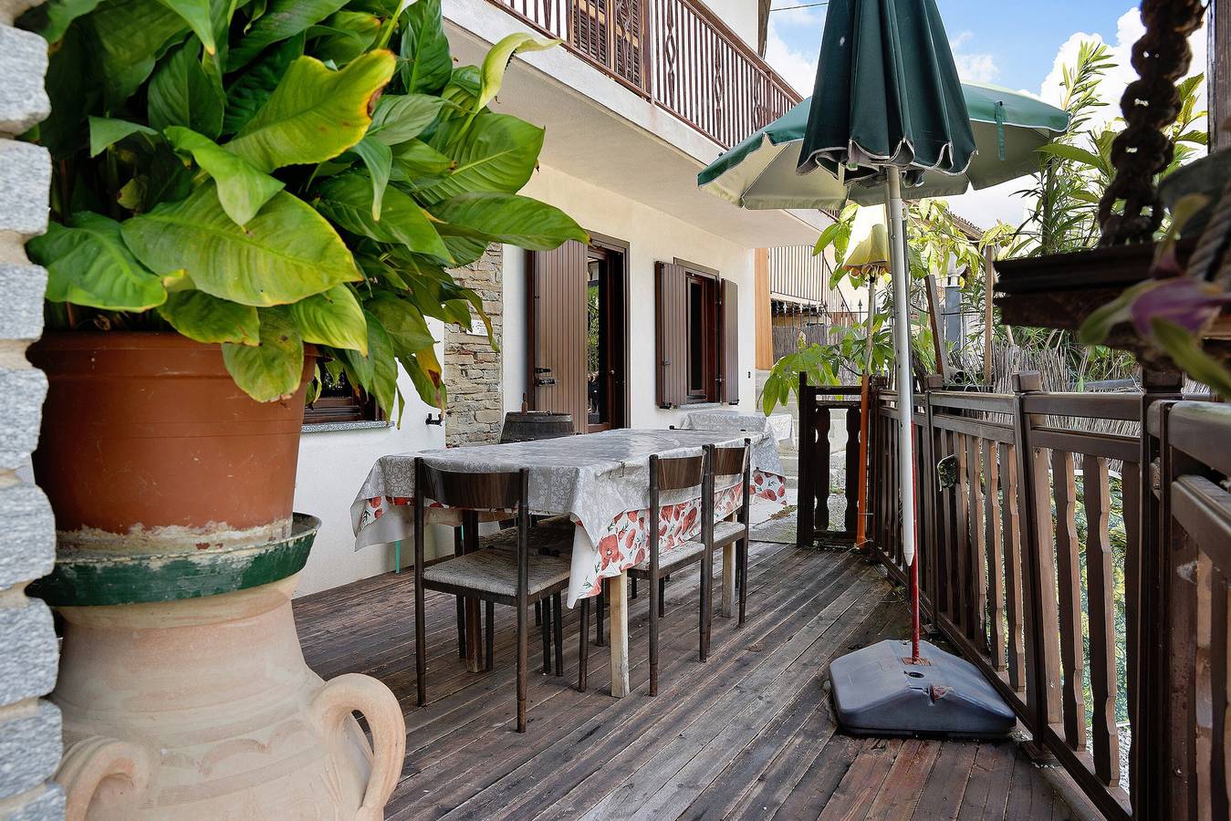 Casa Belvedere con terraza privada, jardín, aire acondicionado y Wi-Fi in Farigliano, Langhe