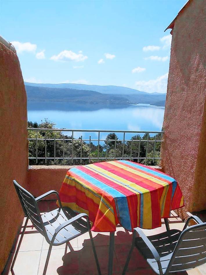 Location de vacances pour 4 personnes, avec Terrasse et Vue sur le lac à Sainte-Croix-du-Verdon