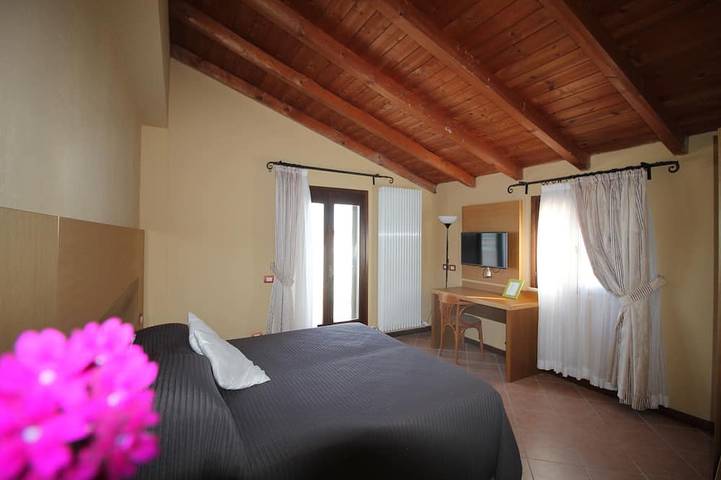 Villa con piscina: mare e campagna nelle splendide colline marchigiane in Mombaroccio, Valle del Metauro