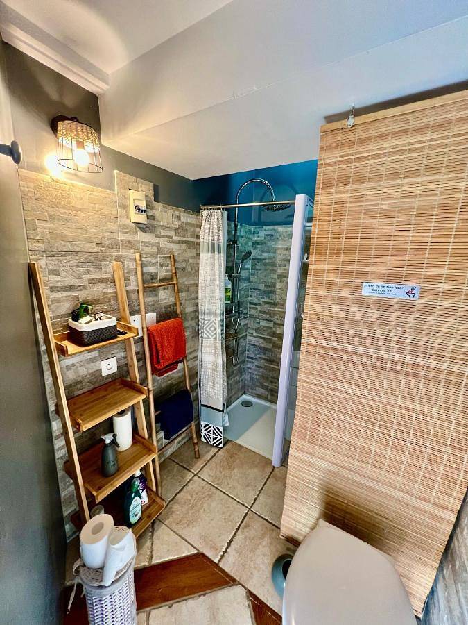Small Double Room in Chanas, Région de Vienne