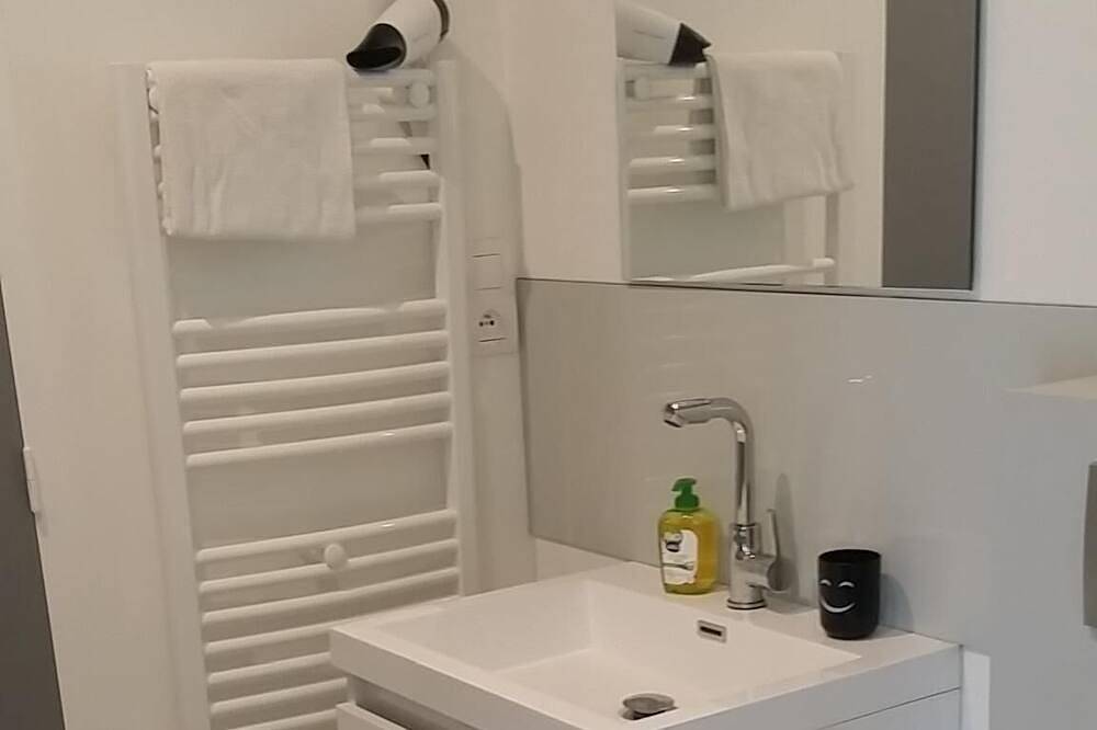 Chambre spacieuse moderne et très confortable à Perros-Guirec in Perros-Guirec, Côte de Granit Rose
