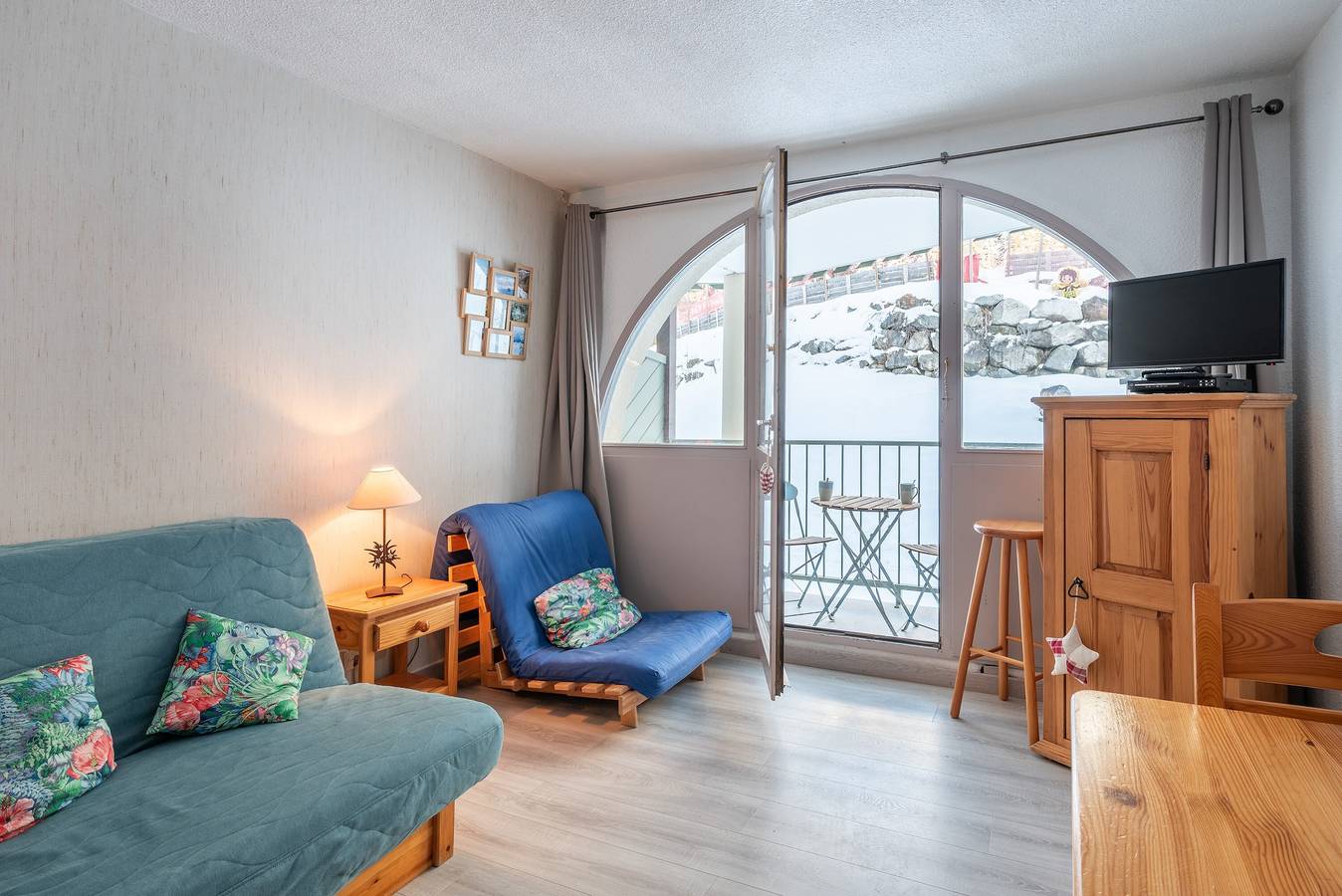 Apartamento entero, Estudio en Domaine de l'Alpe D'Huez con vistas a la montaña, balcón y Wi-Fi para 3-4 personas in Oz (desambiguación), Parque Nacional de los Ecrins