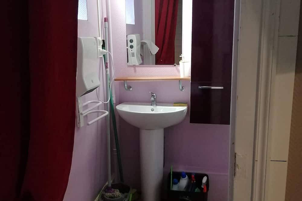 Apartamento entero, Coqué Studio Meublé Jolie Vue, au Calme, 300m des Thermes in Vittel, Neufchâteau