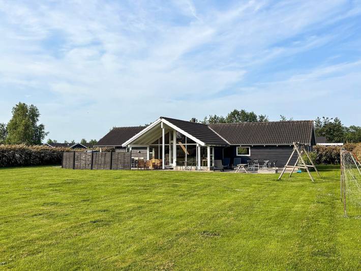 Feriehus for 12 personer, med sauna og jacuzzi i tillegg til terrasse, barnevennlig i Falster
