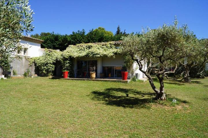 Location de vacances pour 3 personnes, avec jardin ainsi que vue et piscine, adapté aux familles à Beauvoisin - 2