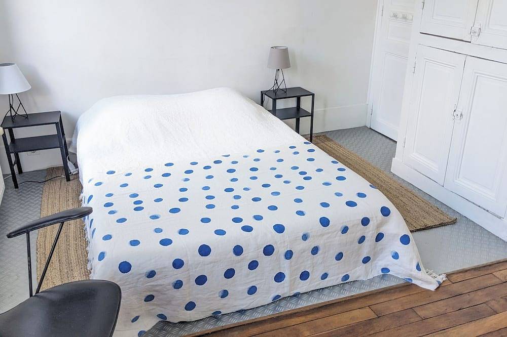Charming and spacious house, for 12p. Garden, Parking lots, 5' away from metro in Les Lilas, Seine-Saint-Denis