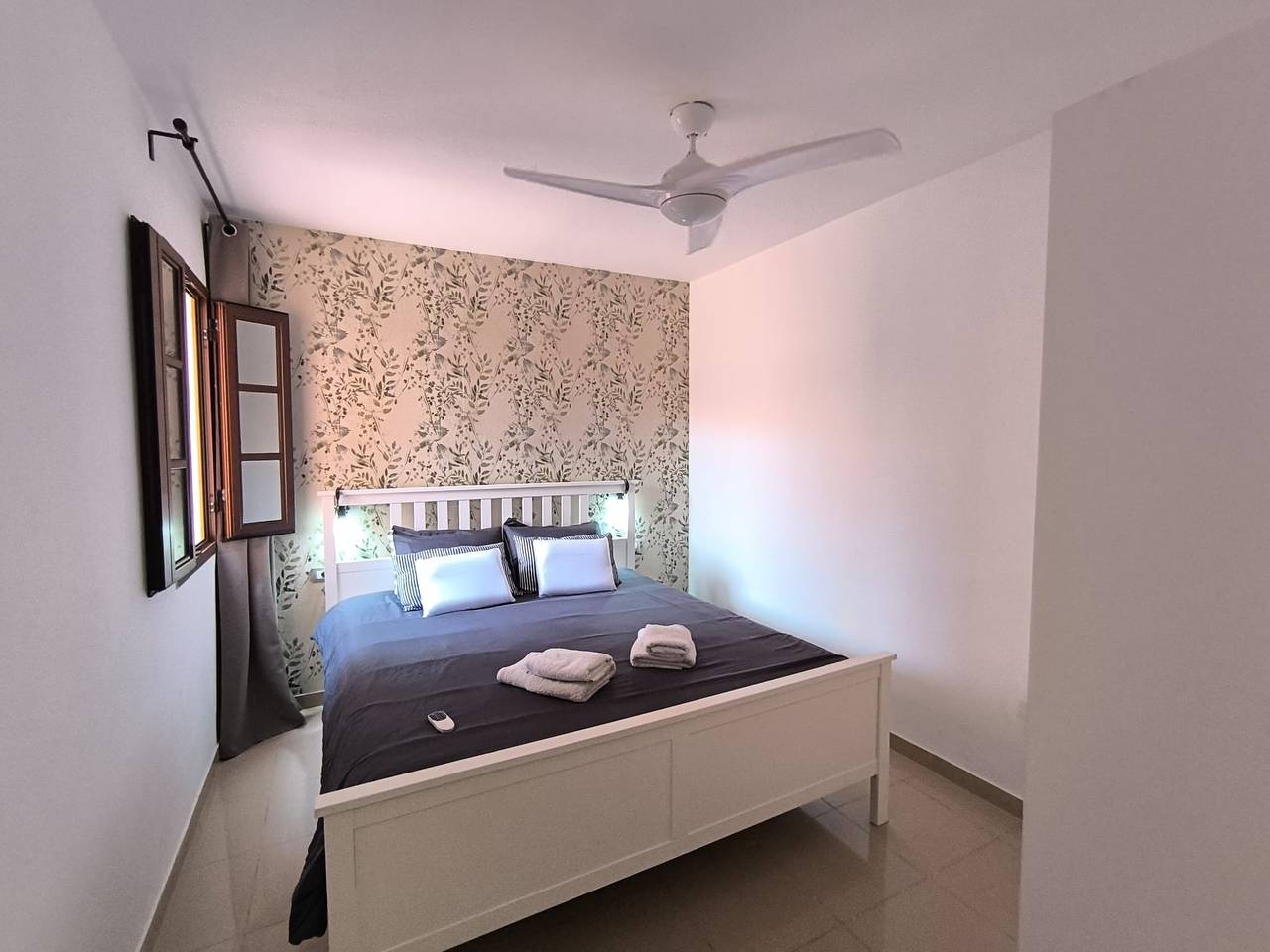 Entire apartment, Vacation 'Feel The Sun In Tenerife' with Mountain View, Shared Pool and Shared Garden in Costa del Silencio, Arona