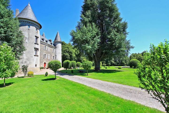 Camping pour 4 personnes, avec terrasse et jardin ainsi que piscine et vue