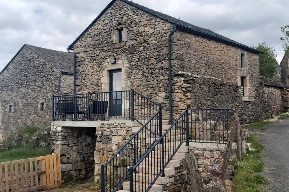 Le P'tit Pelet, a house in the heart of the rocks in Fraissinet-de-Fourques, Cevenas