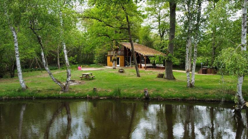 Chalet pour 3 personnes, avec Balcon et Jacuzzi ainsi que Terrasse et Jardin