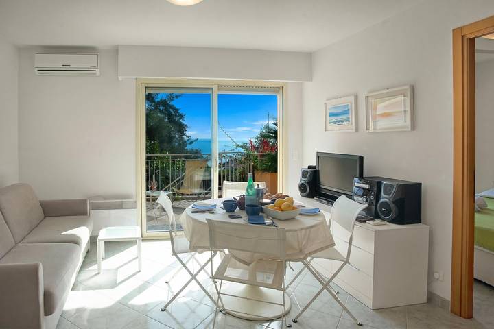 Gîte pour 4 personnes, avec piscine ainsi que vue sur l’océan et terrasse dans Plage des Sablettes Est - 3