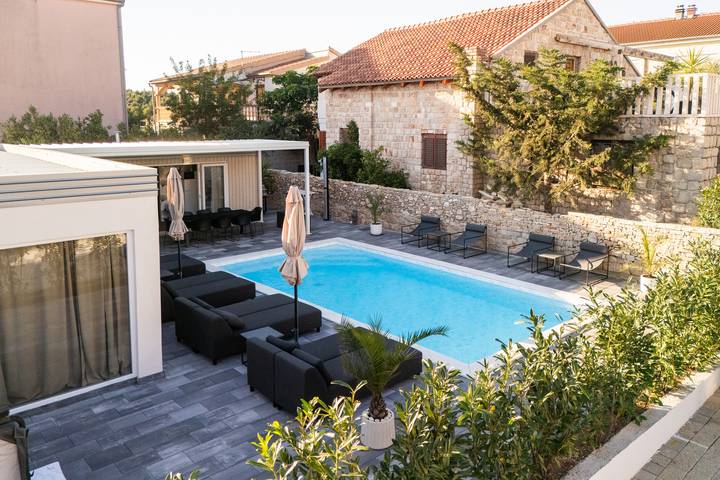 Ferienhaus für 6 Personen, mit Garten und Whirlpool in Pakostane