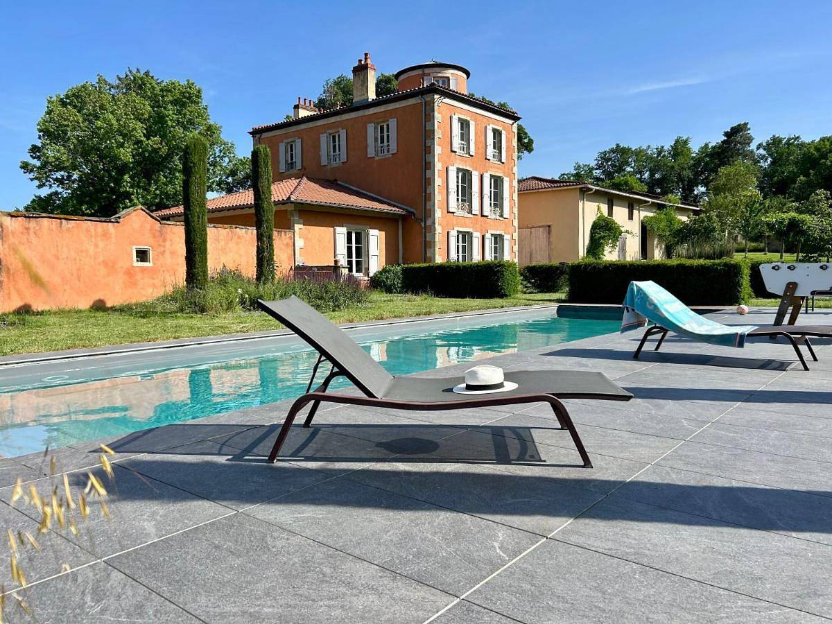 Manoir avec piscine chauffée et parc clos arboré in Peschadoires, Région de Thiers