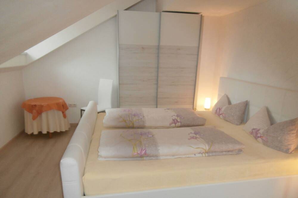 Lovingly furnished vacation apartments with pool/whirlpool/ central, quiet locon in Zachenberg, Ostbayern