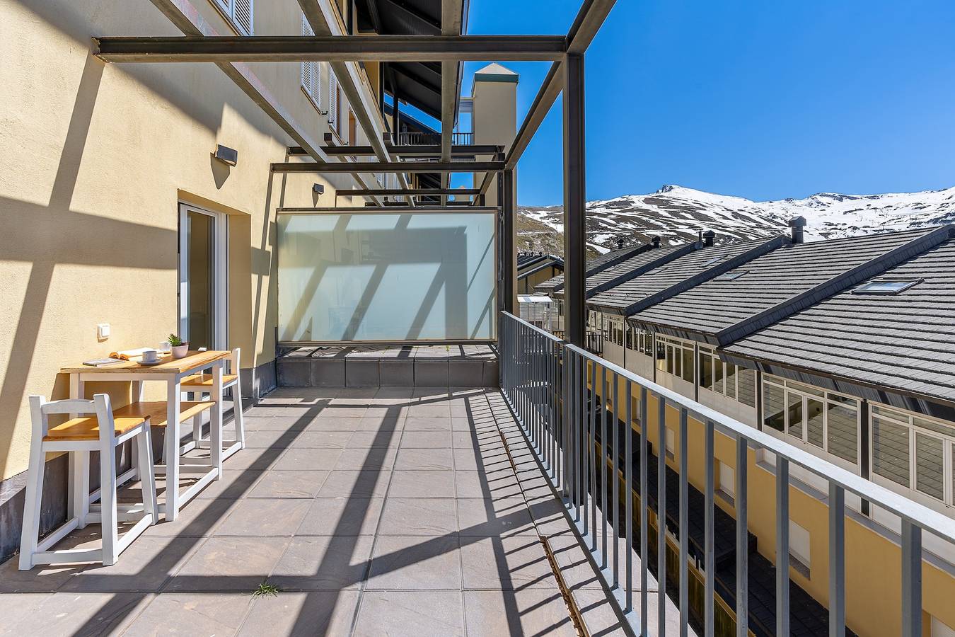 Entire apartment, Deluxe Apartment with Mountain Views, Private Terrace & Wi-Fi in Sierra Nevada Ski Resort, Monachil