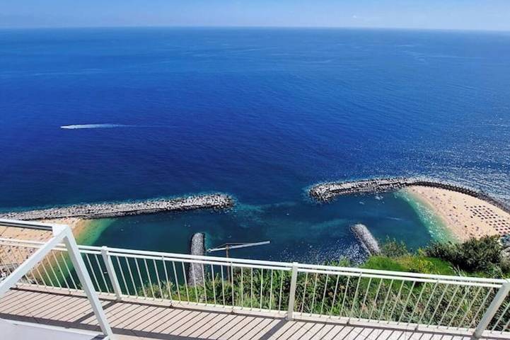 Gîte pour 2 personnes, avec Balcon ainsi que Jardin et Piscine à Calheta