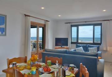 Cosy Front-Line Beach Apartment in Santa Margalida, Mallorca Norden für 6 