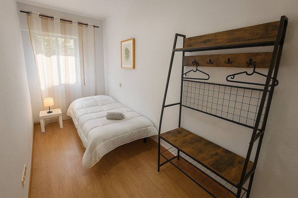Entire apartment, Corporate or Formative Lodging 4 rooms / 6 beds in Coslada, Madrid Province