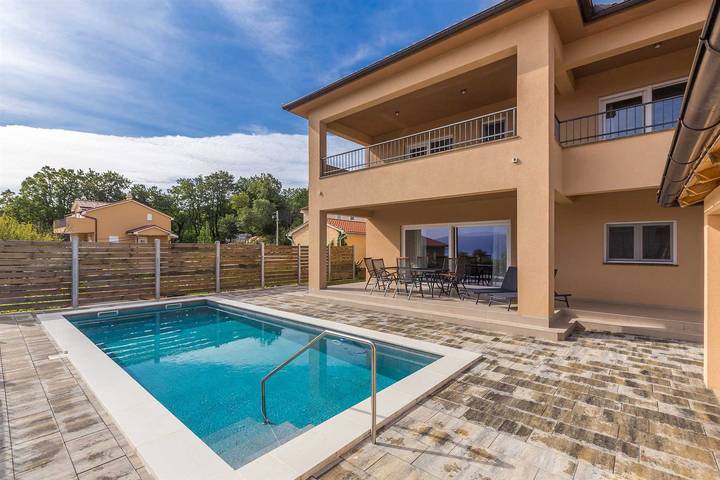 Villa pour 8 personnes, avec Balcon et Balcon/Terrasse ainsi que Terrasse et Piscine à Vrbnik