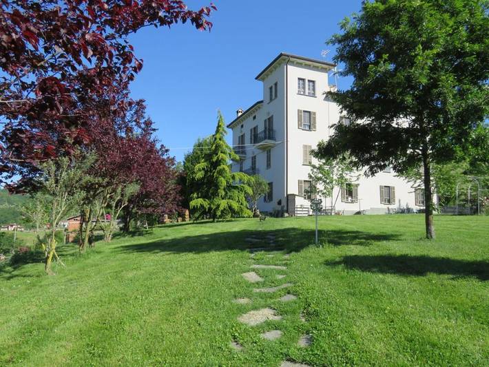 Chambre d’hôte pour 3 personnes, avec Balcon et Jardin ainsi que Piscine et Vue à Borgo Val di Taro
