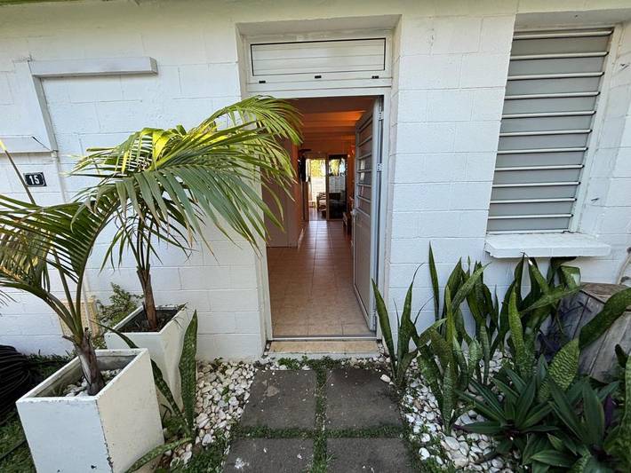 Location de vacances pour 4 personnes, avec jardin et piscine ainsi que vue et bassin pour enfant dans Plage de Trou d'eau - 2