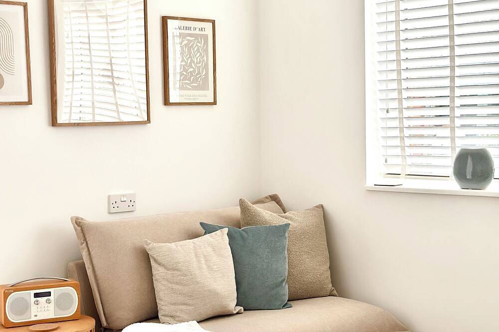 Modern luxury 5* rated kingsize bed guest suite near the sea and close to in Havant, Hampshire